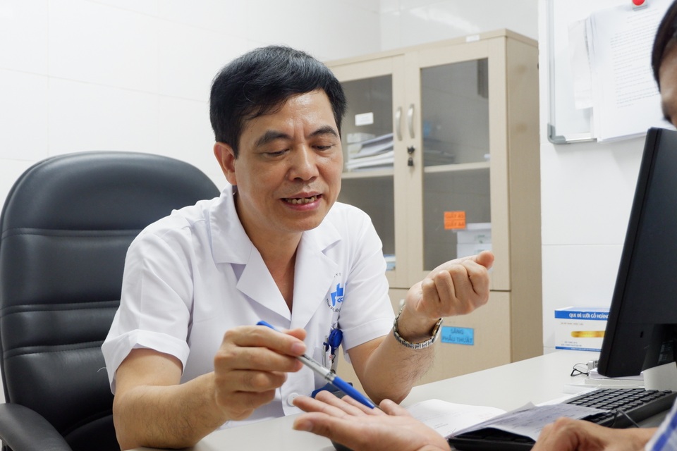 Người đàn ông gãi đến loét da vì cảm thấy... có con gì bò trên tay - 2 Người đàn ông gãi đến loét da vì cảm thấy... có con gì bò trên tay - 2