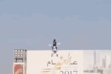 Cảnh sát Dubai ngã lộn nhào khi thử nghiệm xe bay