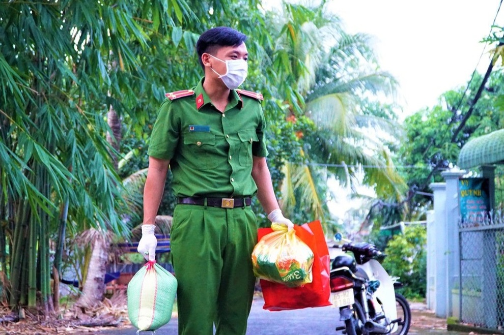Chiến sĩ công an tỉ mẩn làm lồng đèn, mang Trung thu đến với trẻ em nghèo - 4 Chiến sĩ công an tỉ mẩn làm lồng đèn, mang Trung thu đến với trẻ em nghèo - 4