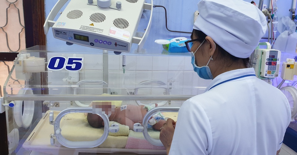 Bé trai sơ sinh bị gói trong túi ni lông màu đen, bỏ ven đường - 1 Bé trai sơ sinh bị gói trong túi ni lông màu đen, bỏ ven đường - 1