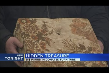 Bất ngờ phát hiện hơn 40.000 đô la Mỹ trong miếng đệm ghế ngồi