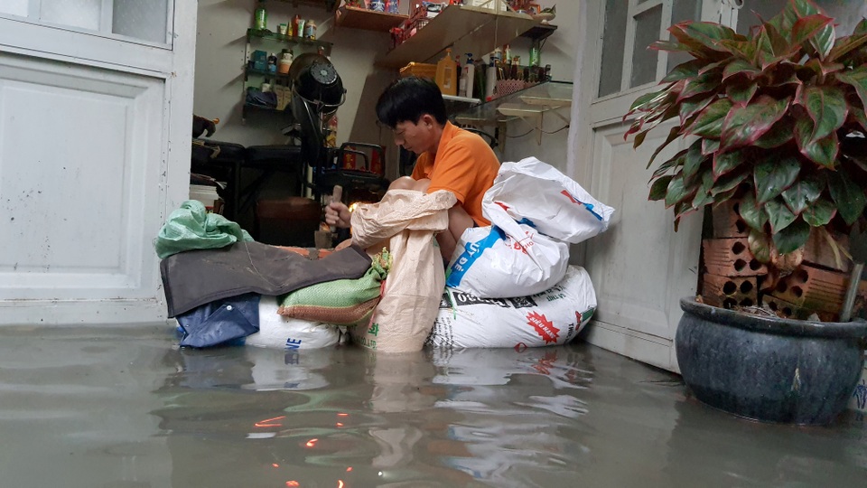 Người Sài Gòn lội nước triều cường đen ngòm về nhà sau giờ tan tầm - 6