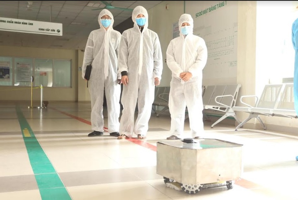 Thử nghiệm robot lau sàn khử khuẩn phòng bệnh ở Bệnh viện Nhiệt đới - 2 Thử nghiệm robot lau sàn khử khuẩn phòng bệnh ở Bệnh viện Nhiệt đới - 2