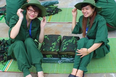 Màu áo lính của SV ĐH Vinh trong lớp học quân đội