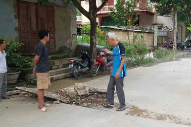 Sau tiếng nổ lớn trong lòng đất, xuất hiện vết nứt gãy trên đường và nhà dân