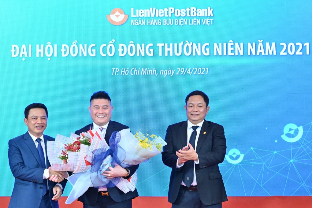 Bầu Thụy rút sạch vốn khỏi Thaiholdings, thu hơn 3.000 tỷ đồng - 1 Bầu Thụy rút sạch vốn khỏi Thaiholdings, thu hơn 3.000 tỷ đồng - 1