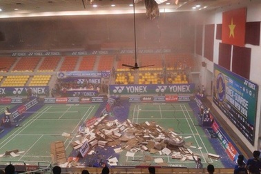 Sập trần nhà thi đấu Phan Đình Phùng, VĐV chạy tán loạn