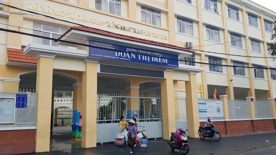 Hai học sinh ở Cần Thơ bị bạn hành hung trước cổng trường - 2 Hai học sinh ở Cần Thơ bị bạn hành hung trước cổng trường - 2
