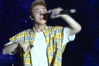 Sơn Tùng khoe tóc mới, diễn Lạc trôi phong cách cực "chất" trước 10.000 fans