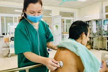 Người đàn ông bị thủng tạng rỗng sau nhiều năm “làm bạn” với rượu