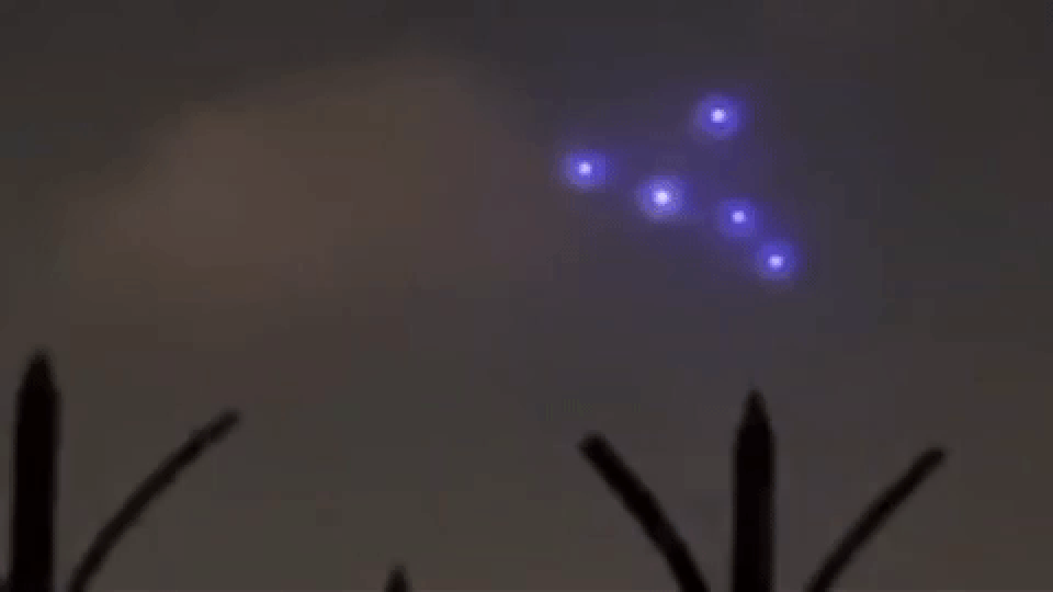 Ánh sáng kỳ lạ trên bầu trời London, có phải UFO ghé thăm Trái đất? - 1 Ánh sáng kỳ lạ trên bầu trời London, có phải UFO ghé thăm Trái đất? - 1