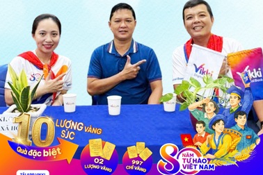 Vikki trao giải thưởng trong chương trình “Mở tài khoản Vikki An sinh – Nhận quà mừng Quốc khánh”