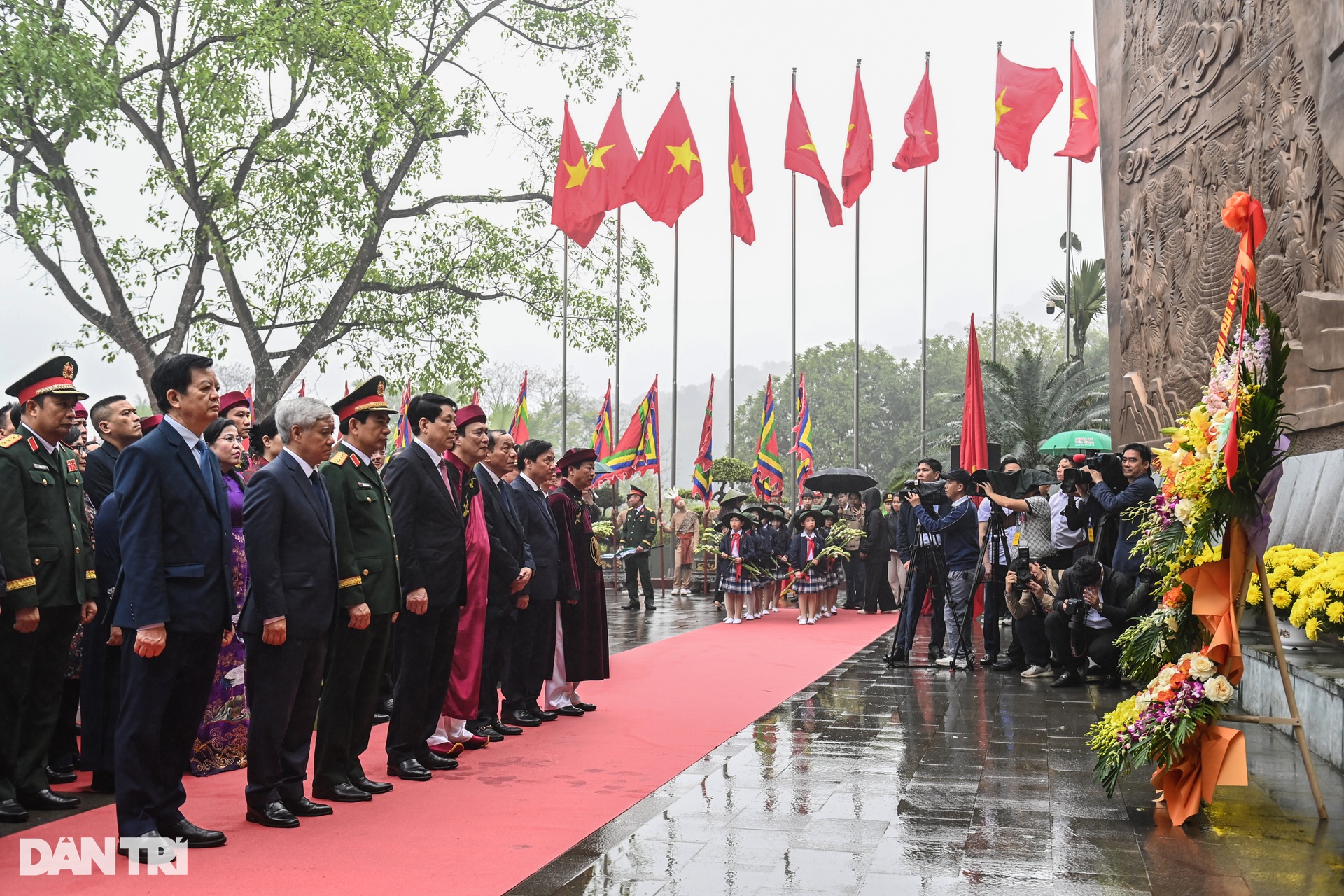 Chủ tịch nước Lương Cường cùng nhân dân dâng hương các Vua Hùng - 9 Chủ tịch nước Lương Cường cùng nhân dân dâng hương các Vua Hùng - 9