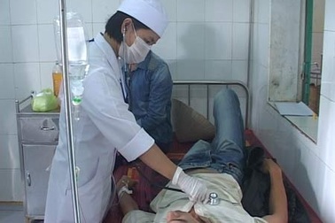 Ngộ độc bánh mì, hơn một trăm người nhập viện