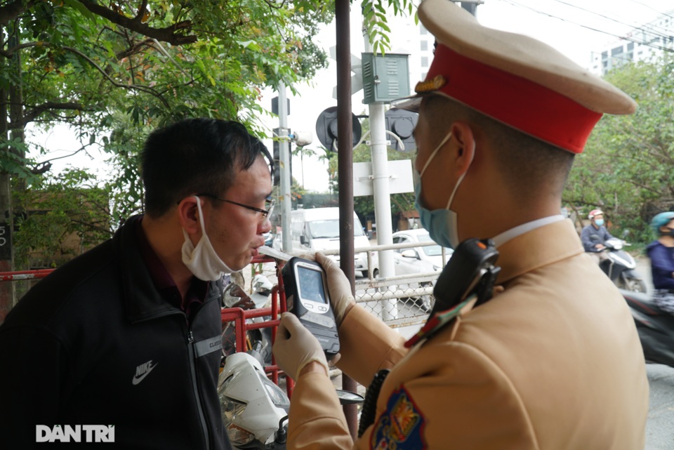 Theo chân CSGT bắt hàng loạt ma men chạy xe gắn máy trên đường phố Hà Nội - 9 Theo chân CSGT bắt hàng loạt ma men chạy xe gắn máy trên đường phố Hà Nội - 9