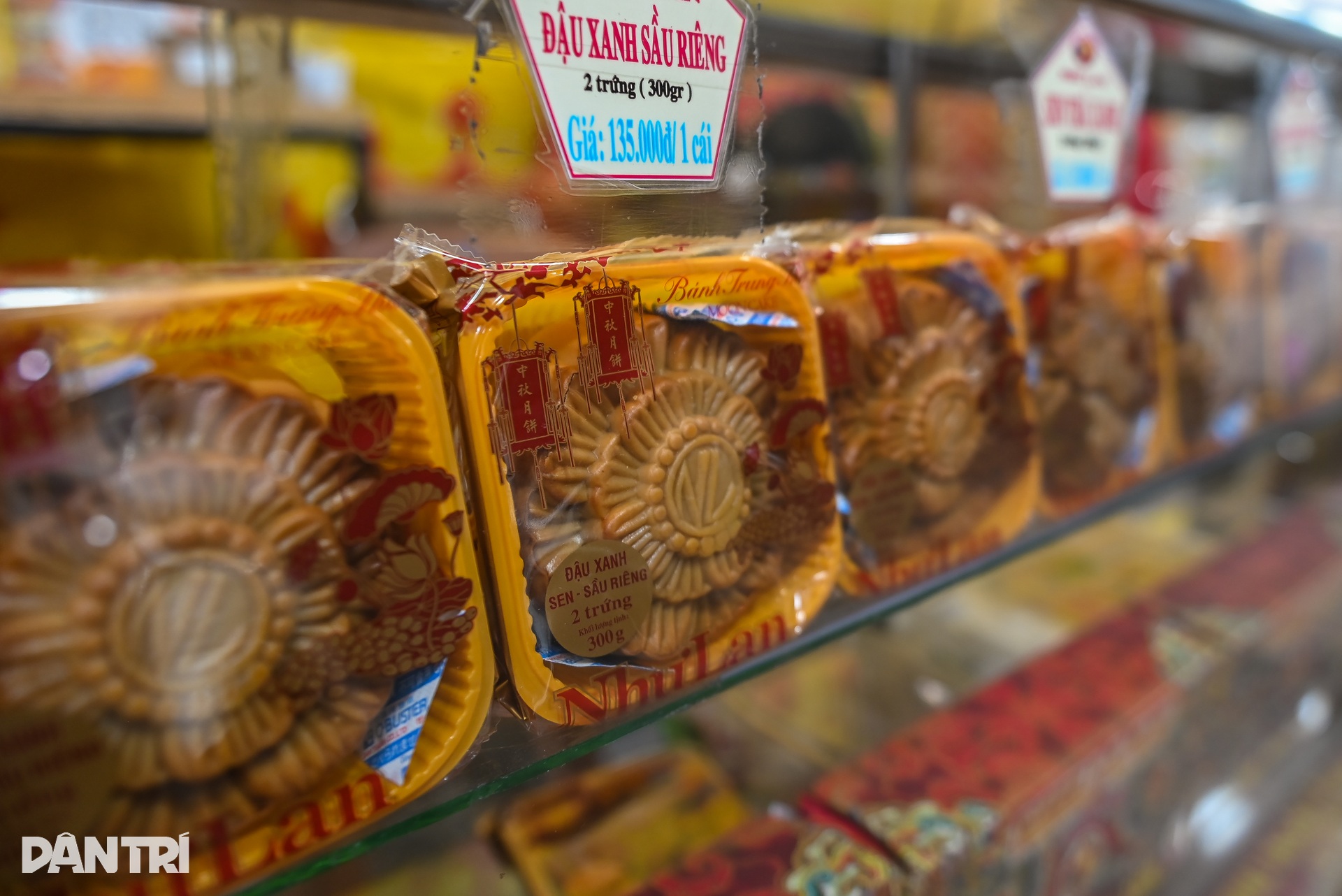 Bánh Trung thu: Nơi giảm giá sâu vẫn ế, nơi không khuyến mại lại đông nghẹt - 8 Bánh Trung thu: Nơi giảm giá sâu vẫn ế, nơi không khuyến mại lại đông nghẹt - 8