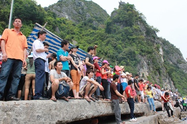 Đội nắng chen chân vào hang Sửng Sốt