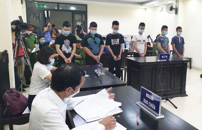 Phiên toà xét xử 6 đối tượng giả danh lực lượng dân phòng để “trấn lột” tiền của người đi đường. Ảnh: TACC