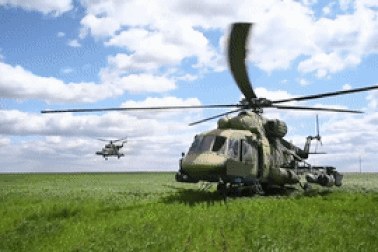 Trực thăng vũ trang Nga hộ tống đoàn tàu chở khí tài quân sự