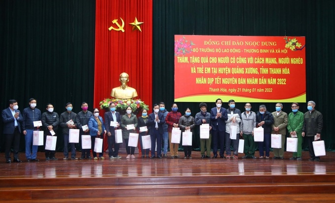 Bộ trưởng Đào Ngọc Dung trao tặng quà Tết cho các gia đình chính sách, người có công huyện Quảng Xương. Ảnh: molisa