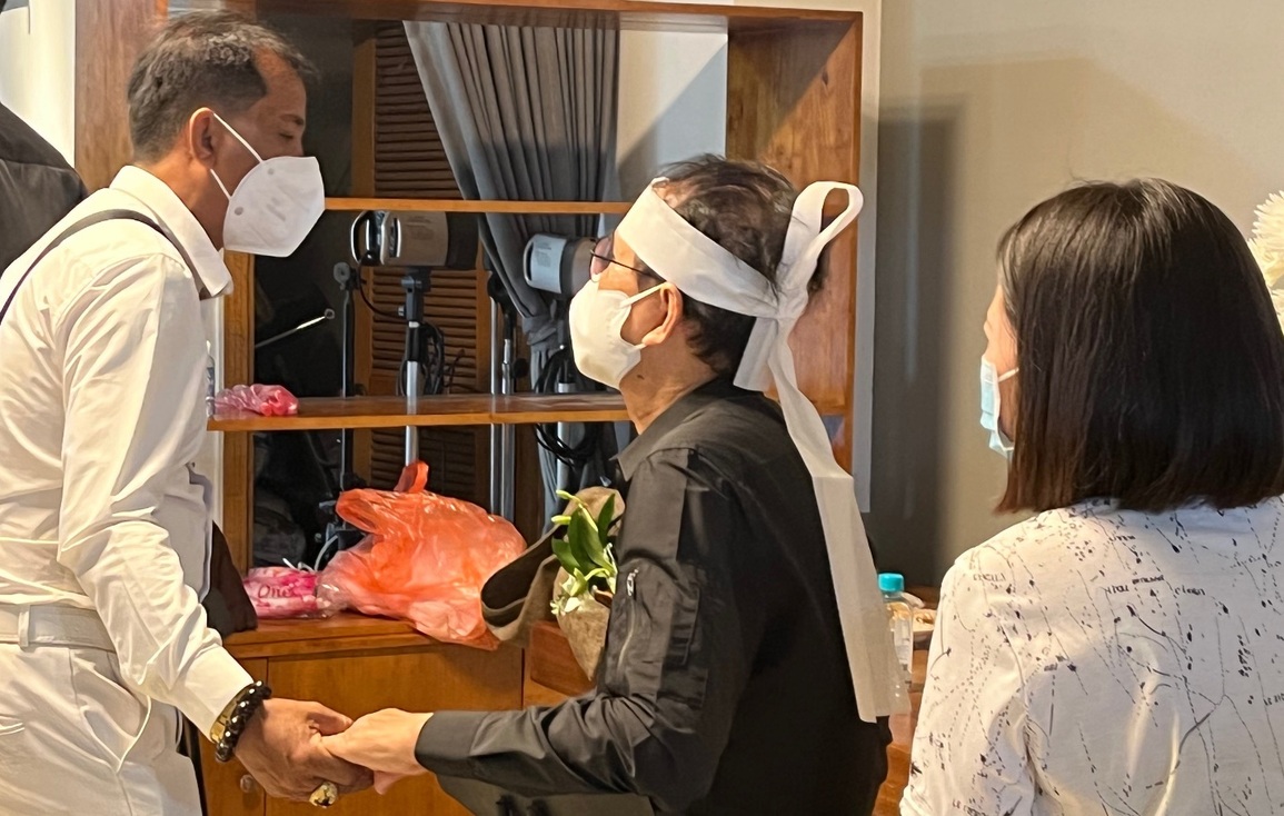 Chồng nghệ sĩ Thanh Kim Huệ thẫn thờ trong lễ tang vợ - 3 Chồng nghệ sĩ Thanh Kim Huệ thẫn thờ trong lễ tang vợ - 3