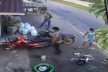 Kinh hoàng ô tô điên lao vào cửa hàng sửa xe