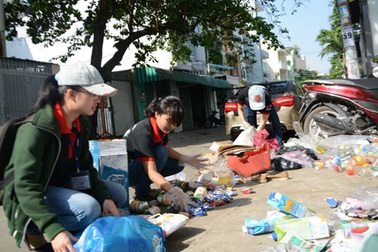 Nhóm sinh viên “săn” ve chai làm từ thiện