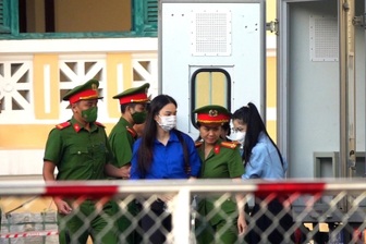 Cảnh hoa hậu Thùy Tiên được dẫn giải đến tòa