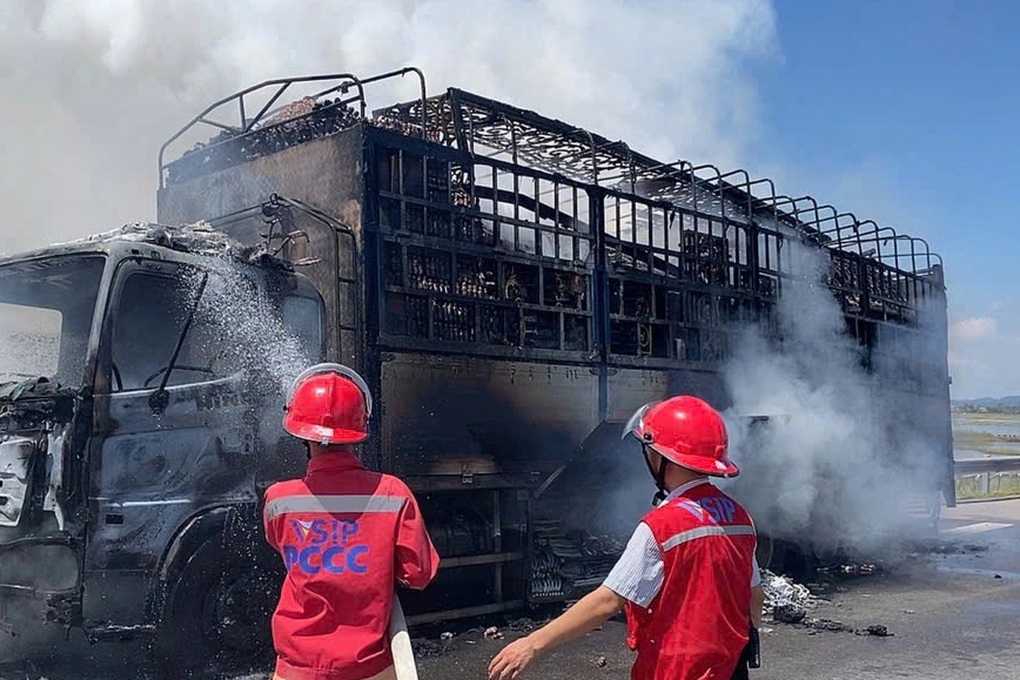 Xe tải bốc cháy ngùn ngụt trên cao tốc - 2