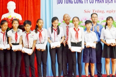 Sóc Trăng: Trao 100 suất học bổng đến học sinh vượt khó