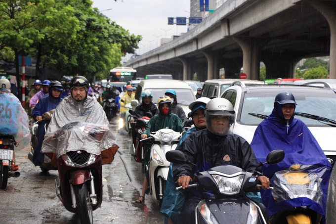 Hà Nội sáng nay trời tối đen, nhiều tuyến đường ùn tắc - Ảnh 11.