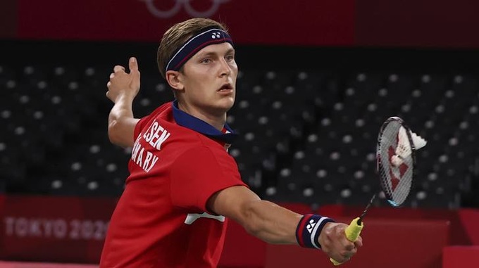 Viktor Axelsen chiến thắng Chen Long, lần đầu tiên HCV Olympic môn cầu lông tuột khỏi Châu Á - Ảnh 1.