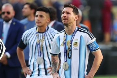 Messi chia tay World Cup trong nước mắt, cơn thịnh nộ xấu hổ từ Argentina