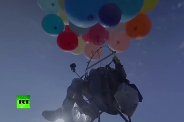 Liều mạng “lơ lửng” trên cao 2.000m bằng một chùm bóng bay