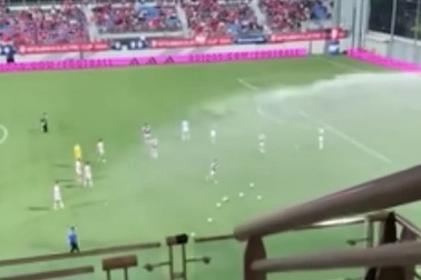 Tranh cãi việc Singapore phun nước vào sân khiến đội tuyển Việt Nam khó đá