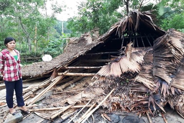 Lốc lớn kèm mưa đá, nhà sập đè lên 3 mẹ con
