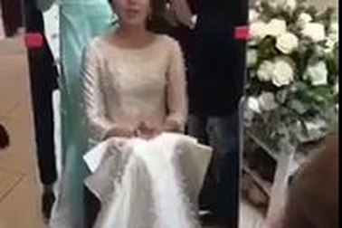 Clip lễ ăn hỏi của Mai Ngọc được Hoa hậu Ngọc Hân chia sẻ trước đó. Ngọc Hân và Mai Ngọc đều là những hot girl đời đầu của Hà Nội, được biết đến với nhiều bộ ảnh thời trang trên các tờ báo cho tuổi học trò.