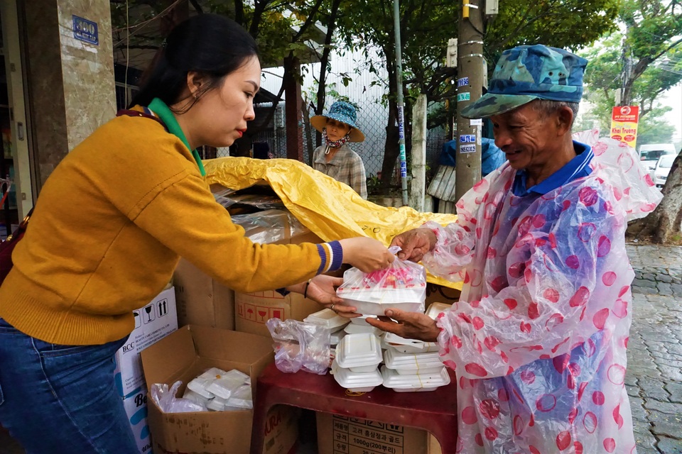 Người phụ nữ đều đặn mỗi tháng tặng người lao động nghèo cơm chay miễn phí - 1 Người phụ nữ đều đặn mỗi tháng tặng người lao động nghèo cơm chay miễn phí - 1