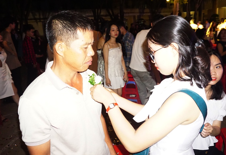 Người thợ xây rưng rưng nhận đóa hoa tri ân của con gái - 5 Người thợ xây rưng rưng nhận đóa hoa tri ân của con gái - 5