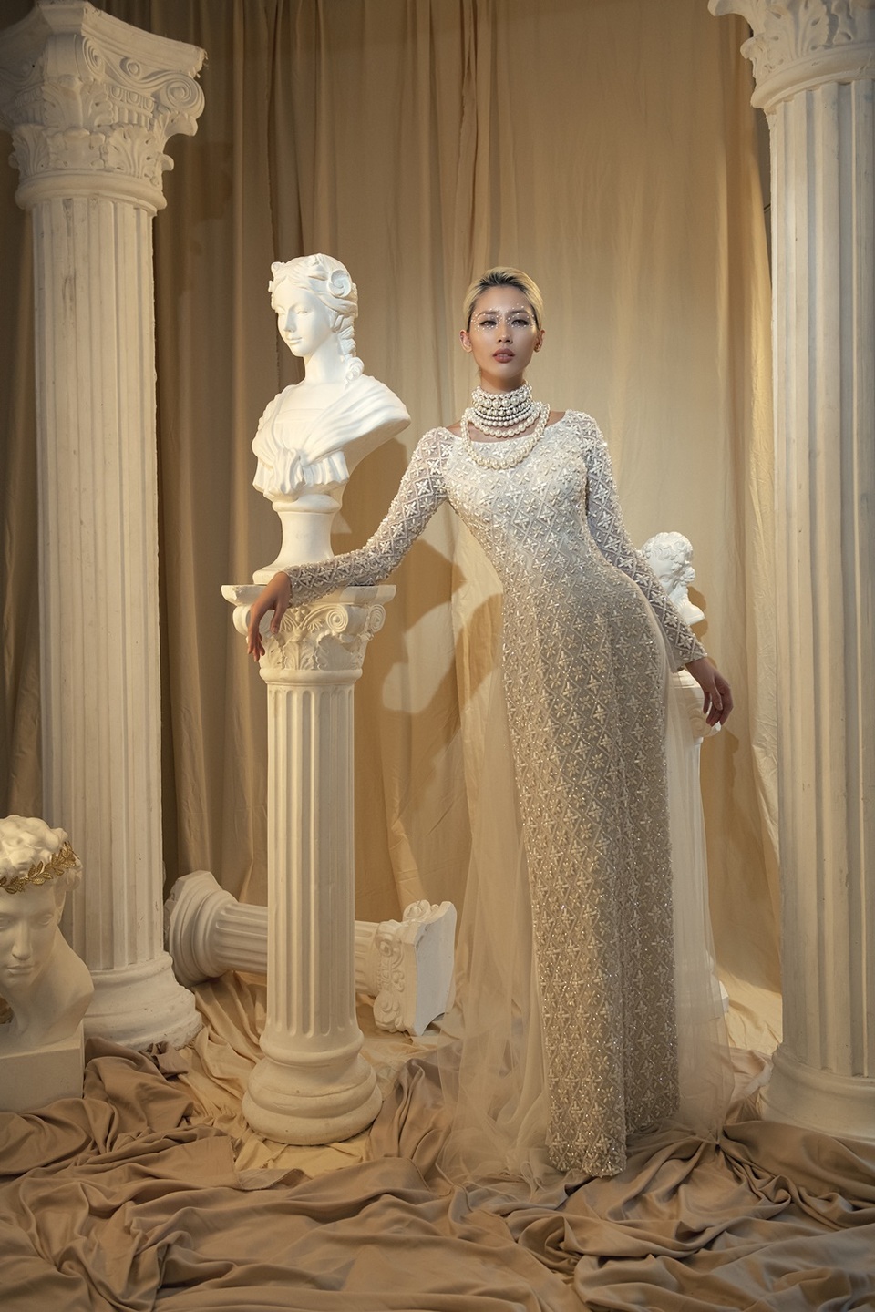 Hằng Nguyễn duyên dáng và cá tính với áo dài - 1