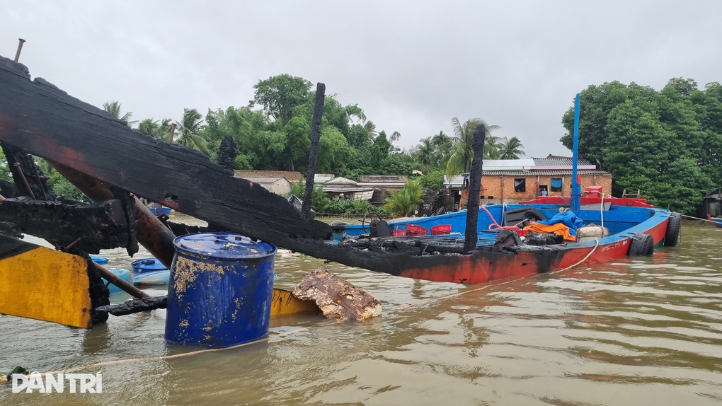Vợ chồng ngư dân gục ngã bên đôi tàu cháy rụi - 2 Vợ chồng ngư dân gục ngã bên đôi tàu cháy rụi - 2