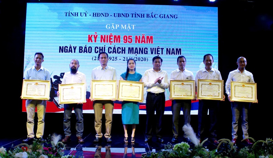 Chủ tịch Bắc Giang tặng bằng khen Trưởng ban Bạn đọc Báo Dân trí - 1 Chủ tịch Bắc Giang tặng bằng khen Trưởng ban Bạn đọc Báo Dân trí - 1