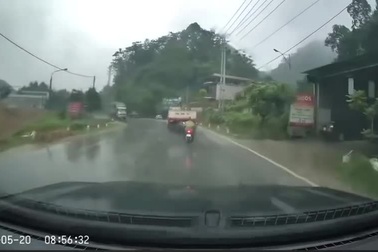 Tránh xe khách vượt ẩu, xe tải phanh gấp, quăng đuôi vào đầu xe khác