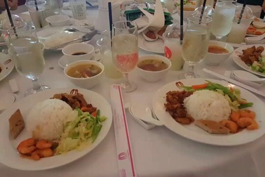 Thí sinh, phụ huynh ăn trưa miễn phí ở khách sạn 4 sao