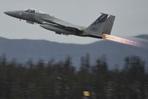 Chiến đấu cơ F-15 của Mỹ gặp sự cố, phải phóng tên lửa xuống biển