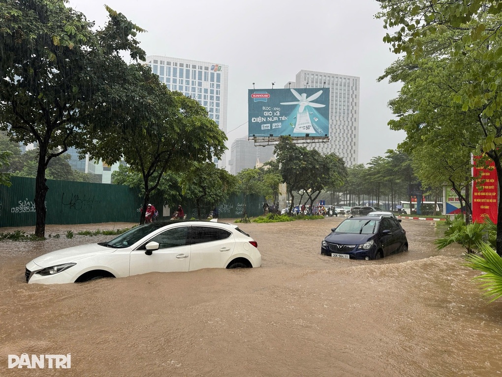 Lái xe trong mưa bão: Người đi ô tô và xe máy cần lưu ý những gì? - 4