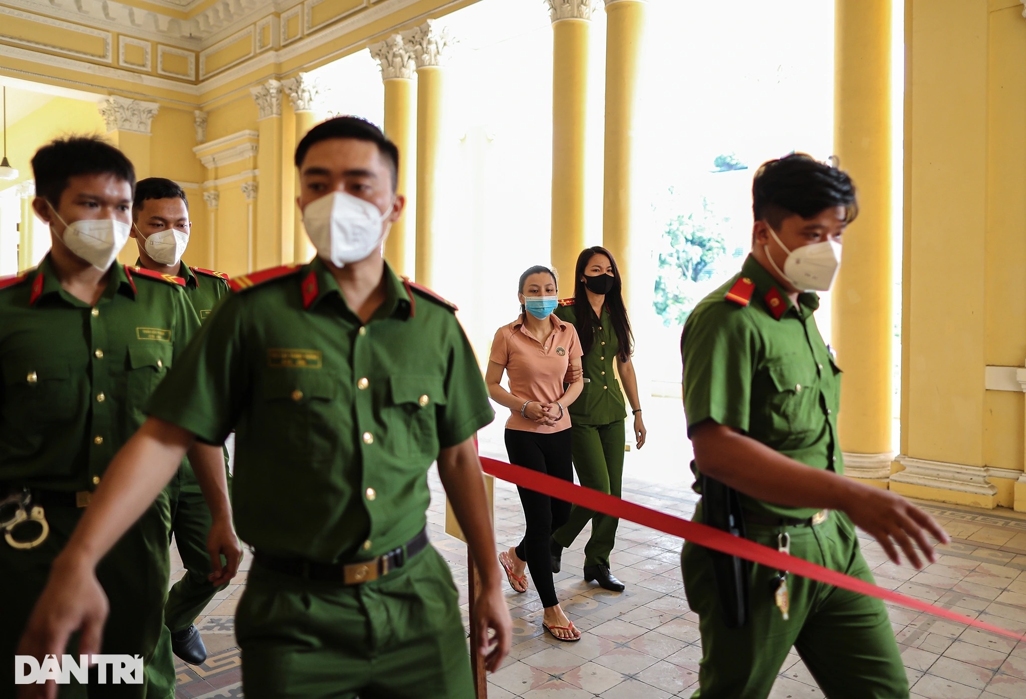 Vụ sát hại Quân xa lộ: Người thân đu hàng rào tòa án nhìn mặt 12 bị cáo - 9 Vụ sát hại Quân xa lộ: Người thân đu hàng rào tòa án nhìn mặt 12 bị cáo - 9