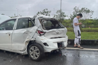 Dừng đột ngột trên đường cao tốc, ô tô con bị đâm vỡ nát, xoay 180 độ