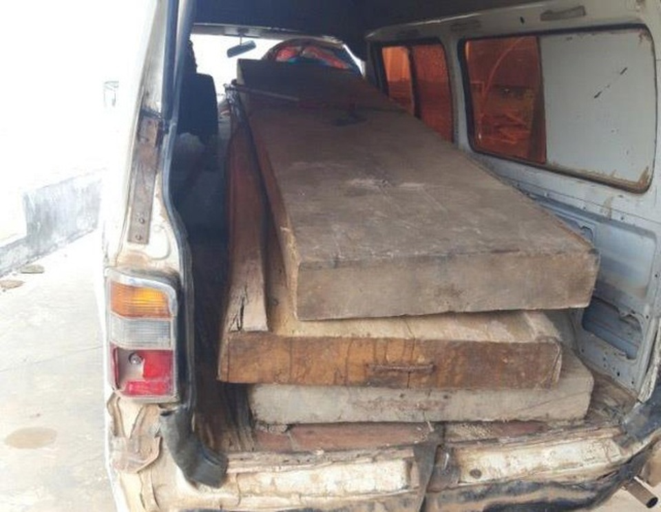 Khởi tố nguyên Chủ tịch HĐND xã nhận biếu không 3 tấm gỗ tang vật - 1 Khởi tố nguyên Chủ tịch HĐND xã nhận biếu không 3 tấm gỗ tang vật - 1