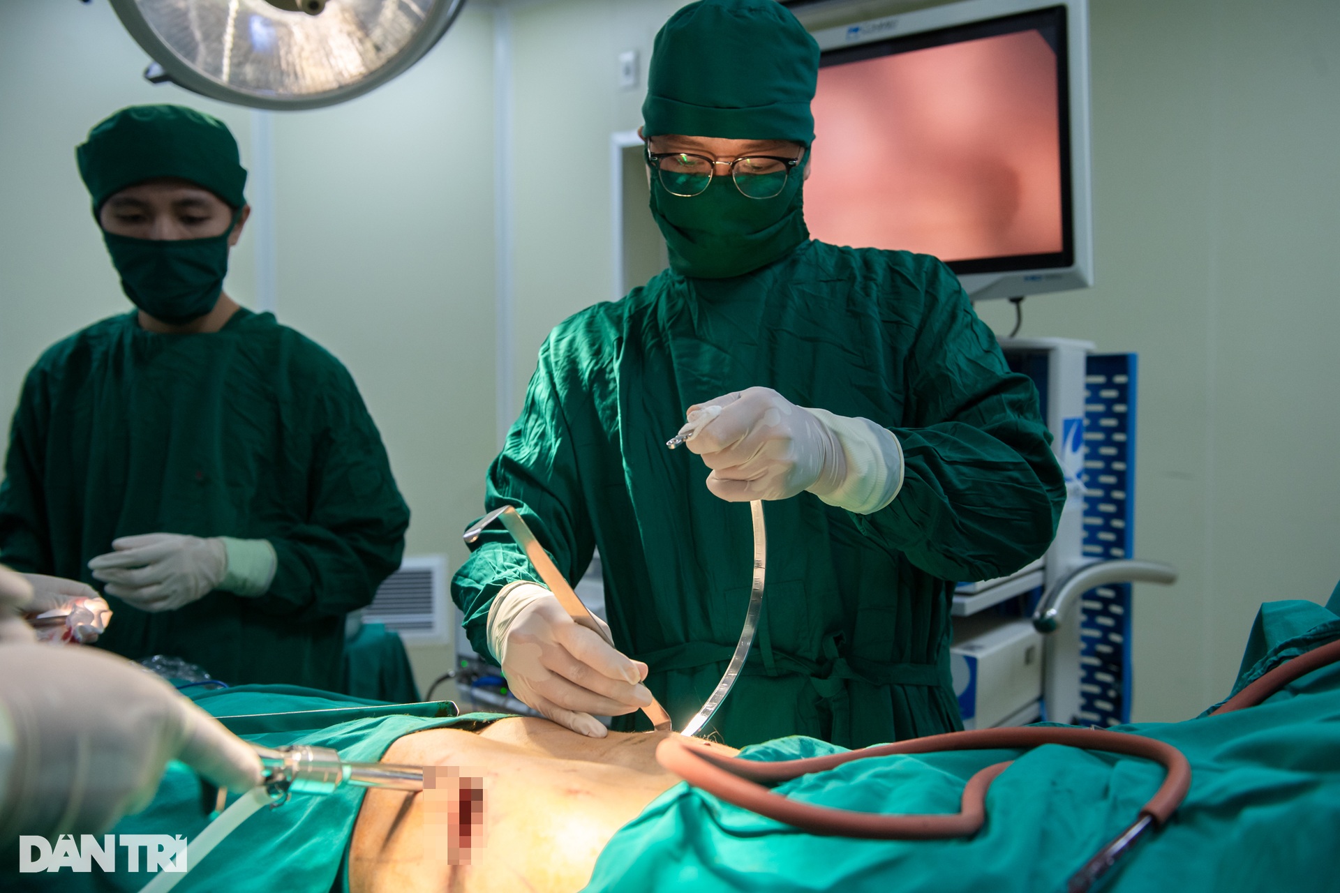 Xem bác sĩ dùng thanh titan uốn xương cho chàng trai lõm ngực - 11 Xem bác sĩ dùng thanh titan uốn xương cho chàng trai lõm ngực - 11